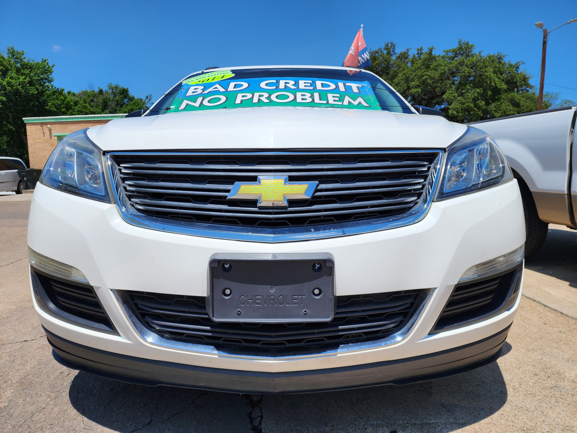 2014 WHITE Chevrolet Traverse LS w/PDC (1GNKRFED1EJ) with an 3.6L V6 DOHC 24V engine, 6-Speed Automatic transmission, located at 2660 S.Garland Avenue	, Garland, TX, 75041, (469) 298-3118, 32.885387, -96.656776 - Photo #9
